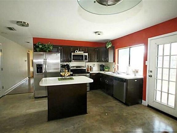 5th image of 3914 Fletcher Dr