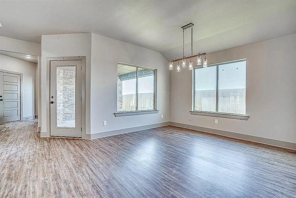 3 bed, 1933 sqft, $2,100 — Photo 4