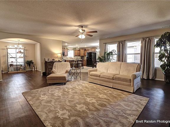 5th image of 320 Driftwood St
