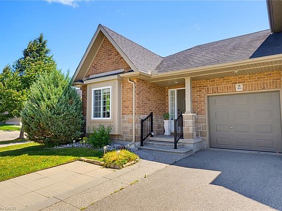 2nd image of 934 Zeller Cres