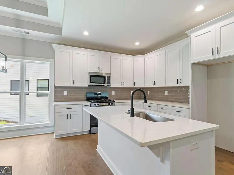 380 Ansley Dr — Photo 10