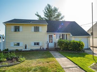 1037 N Niagara Ave, Lindenhurst, NY 11757