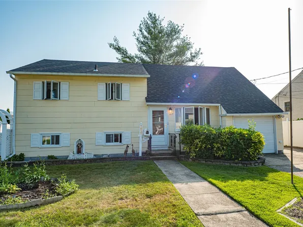 1037 N Niagara Avenue, Lindenhurst, NY 11757