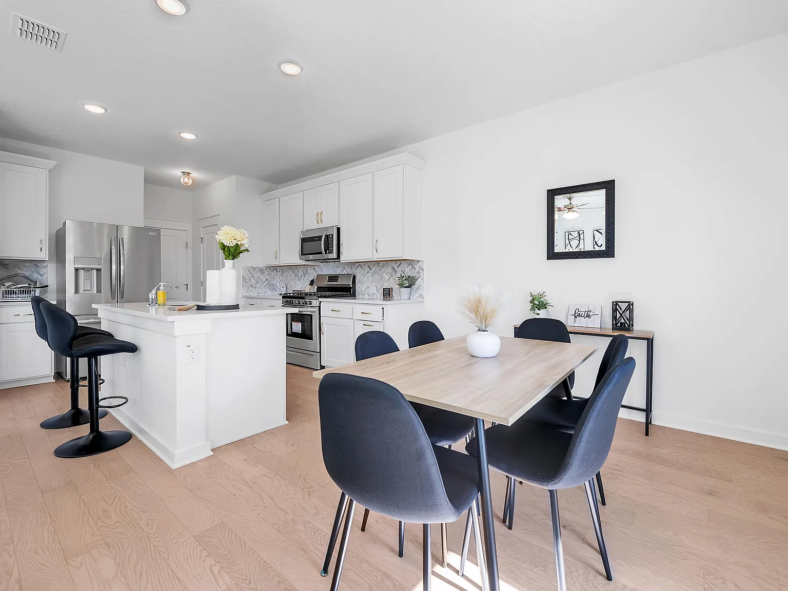 2 bed, 1.5 bath, 1765 sqft, $1,139 — Photo 3