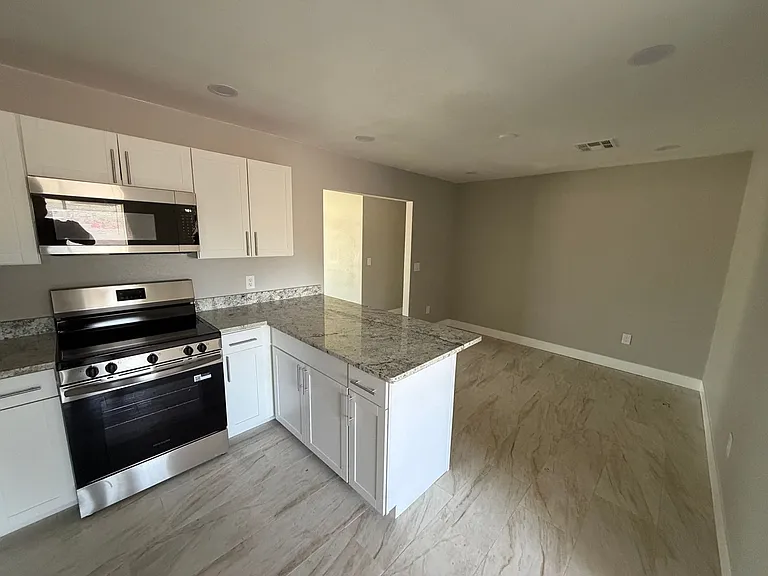 2501 W Sweetwater Ave — Photo 5