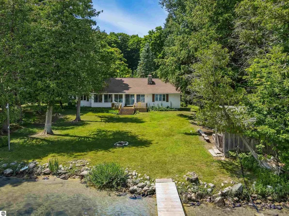 5711 Cottage Dr, Bellaire, MI 49615