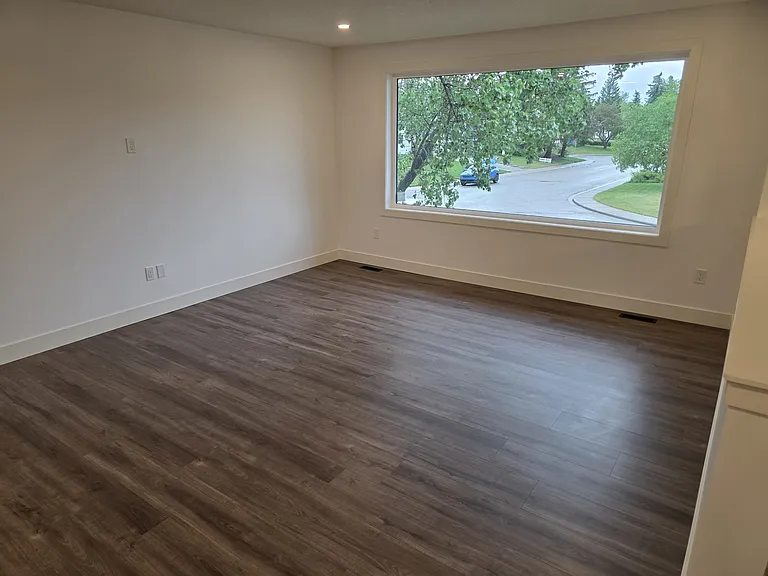 908 Canford Cres SW — Photo 3