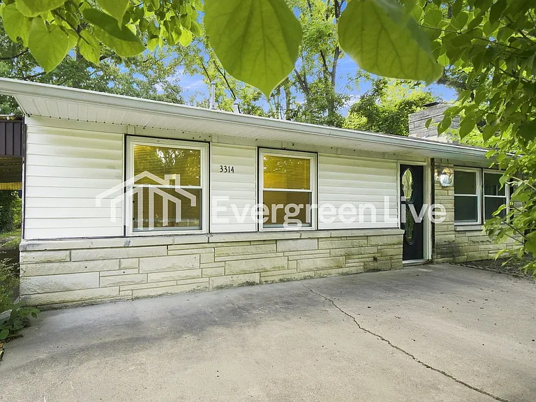 3314 N Ashland Ave — Photo 1