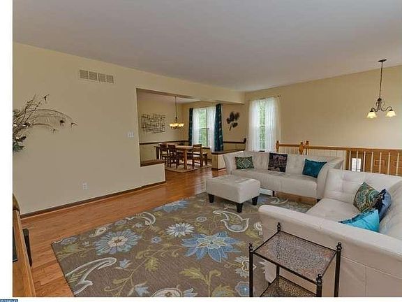 5th image of 264 Yorktown Ct