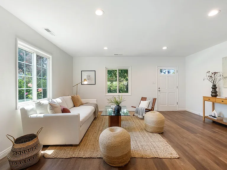 17453 Burbank Blvd — Photo 30