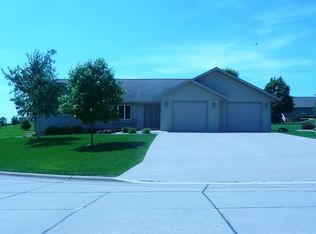 718 9th St SE, Orange City, IA 51041