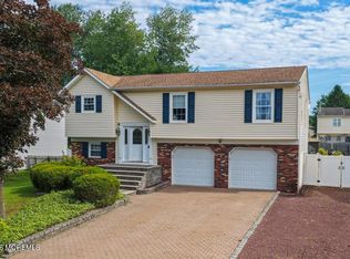 16 Starlight Rd, Howell, NJ 07731