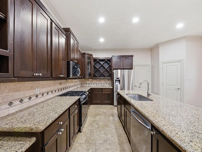 5929 Kansas St — Photo 13