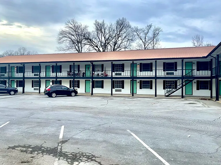 Sunset Rock Apartments — Photo 11