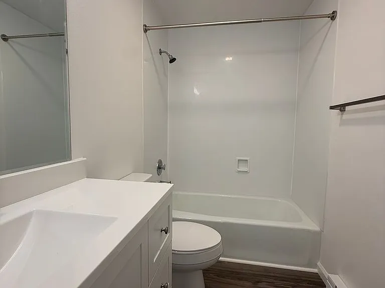 623 N Baker Ave — Photo 7