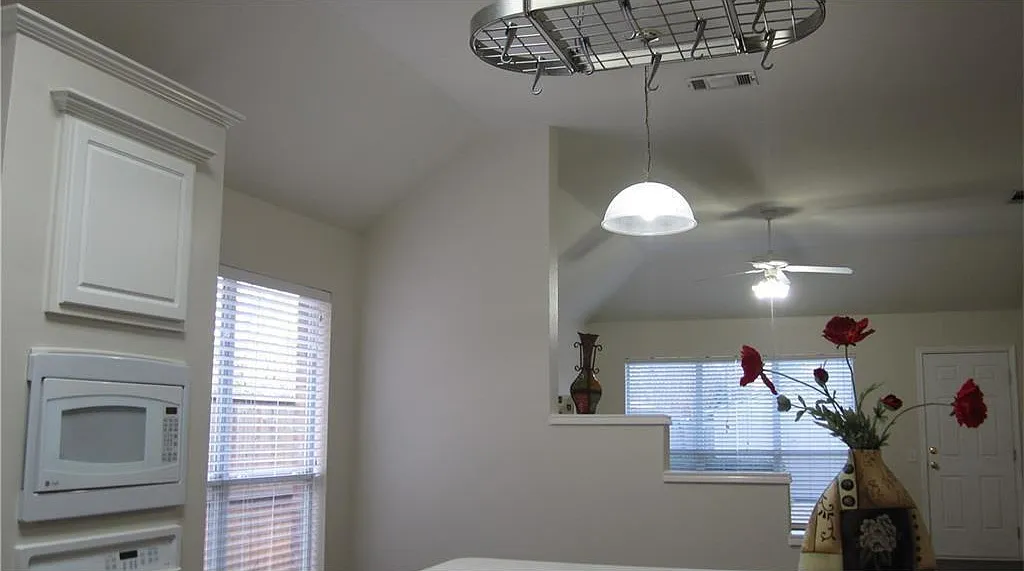 3 bed, 1890 sqft, $2,395 — Photo 2