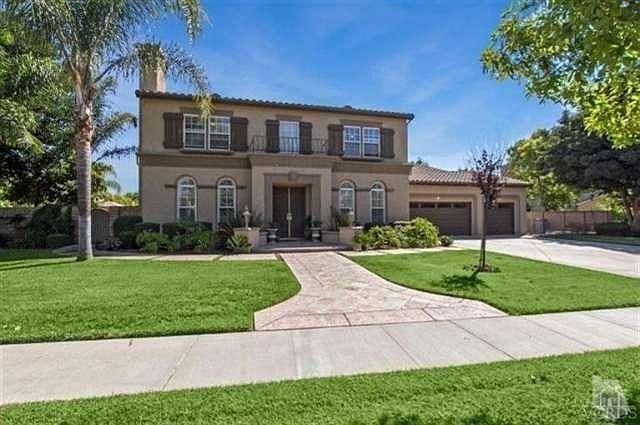 Stunning Highlands Estates home located in an exclusive area on approx 18,000 sqft lot.Situated on a