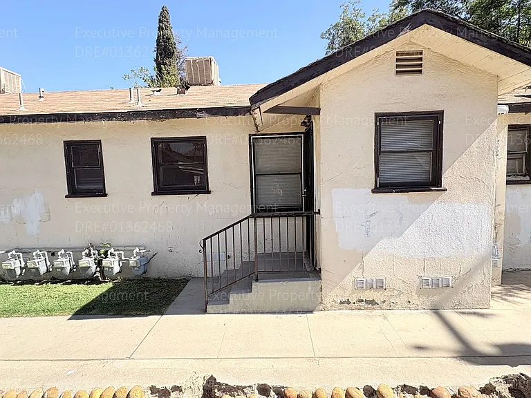 2321 N Inyo St — Photo 22