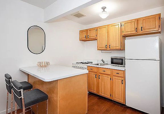 2nd image of 511 E 6th St #4B