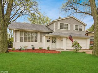 1525 S Surrey Ridge Dr, Arlington Heights, IL 60005