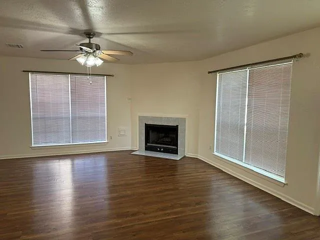 4 bed, 2.5 bath, 2592 sqft, $2,300 — Photo 2