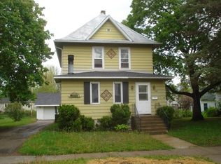 427 6th St, Baraboo, WI 53913