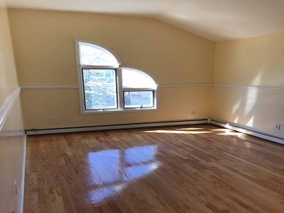 4th image of 25 Lewis Ave