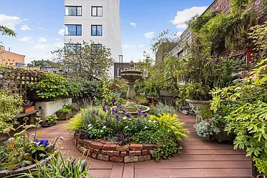 607 Manhattan Avenue