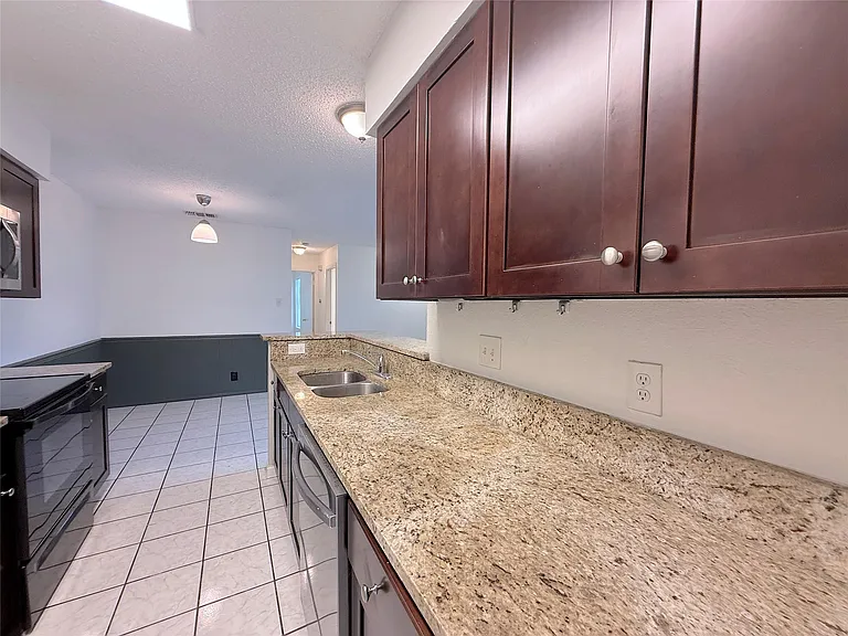 9900 Hundred Oaks Cir #A — Photo 11