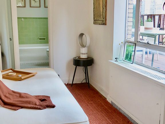 5th image of 25 Central Park W APT 20E