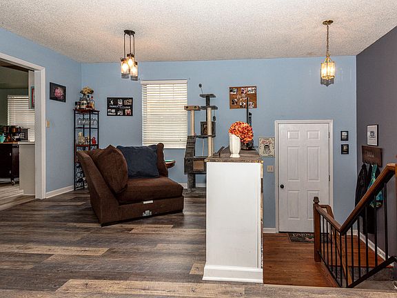 3rd image of 407 Danbury Ct
