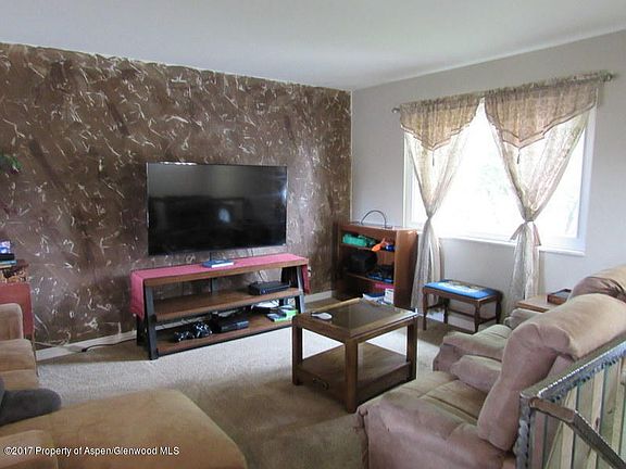 5th image of 385 Woodbury Dr