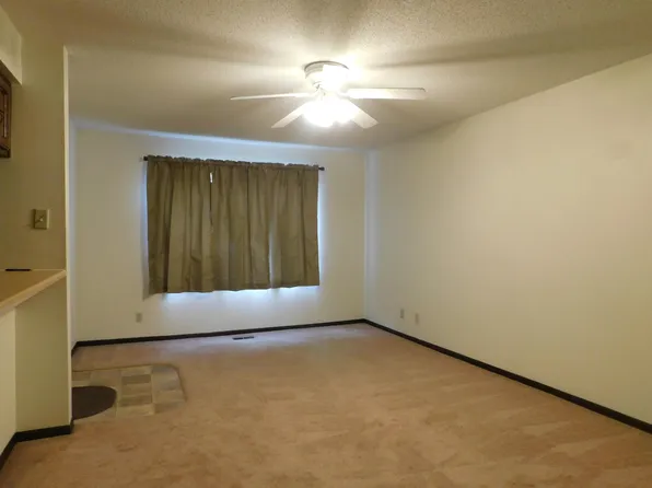 32 Coventry Ln APT 7, Muscatine, IA 52761
