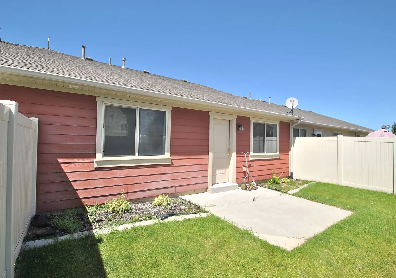Elk Mountain Community Living | Community Pool & Gym — Photo 3