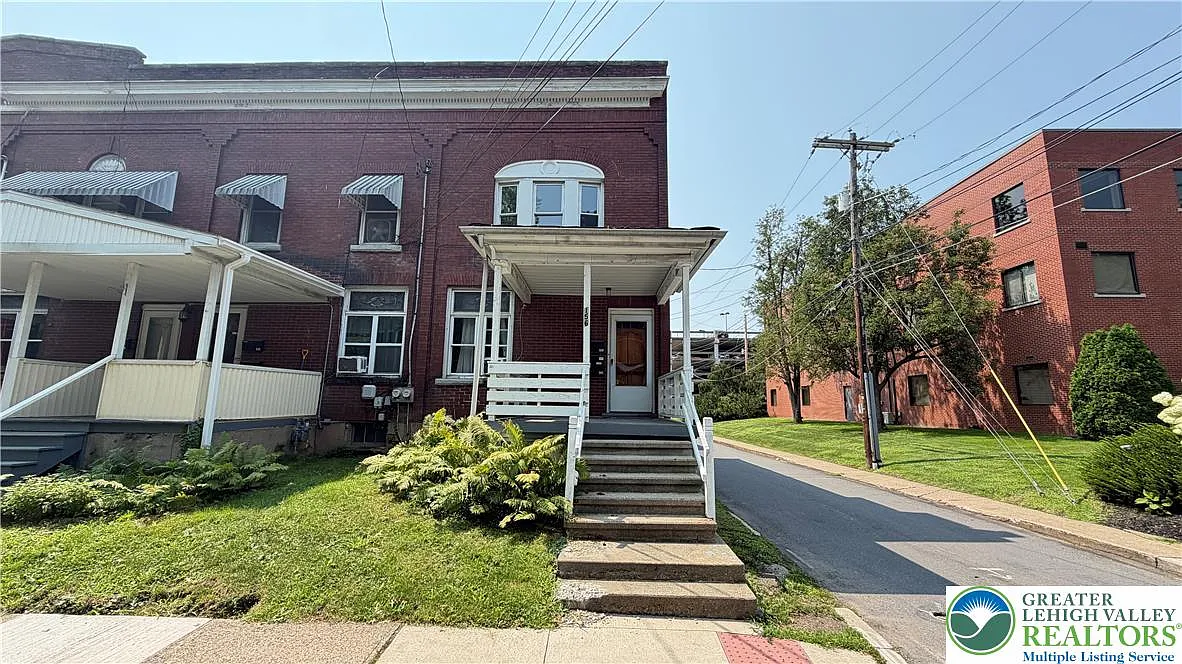3 bed, 1.0 bath, 1128 sqft, $1,350 — Photo 1