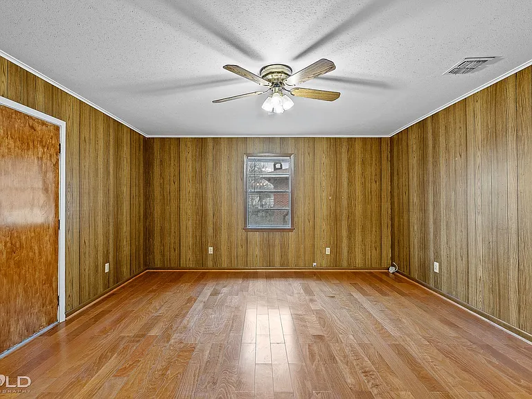 1005 Clarence St — Photo 21