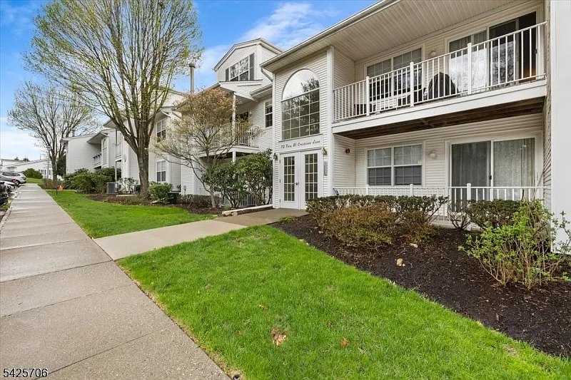 beautifully maintained - 84 Crestview Ln