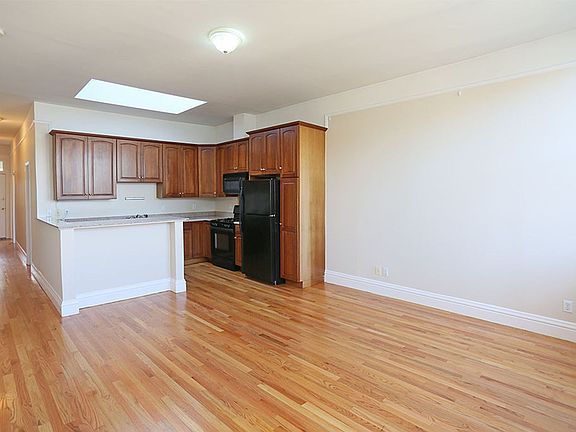 3rd image of 2140 Jones St