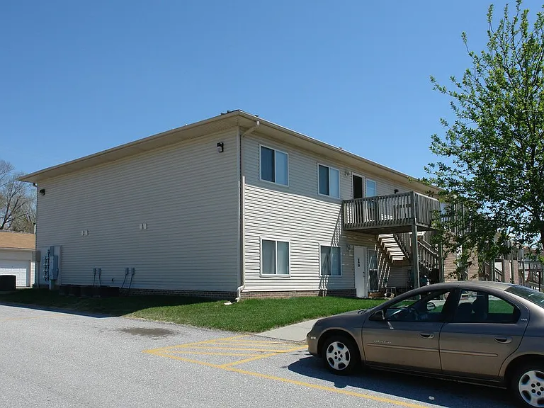 Haley's Court Apartments — Photo 1