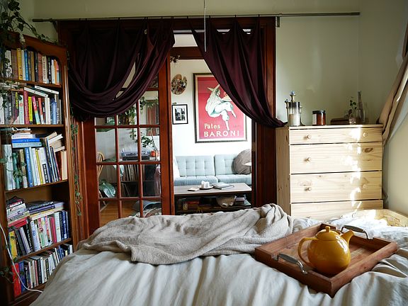 4th image of 902 W Franklin Ave #11