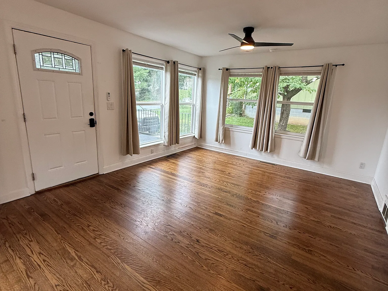 3 bed, 1075 sqft, $1,950 — Photo 2