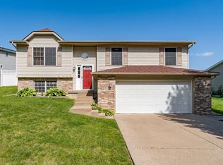 5343 Hillandale Rd, Davenport, IA 52806