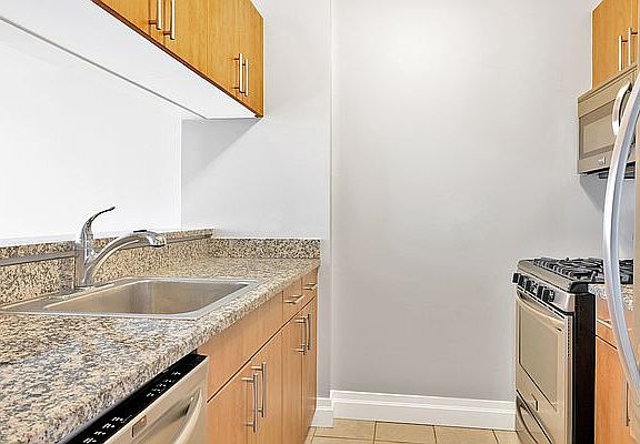 5th image of 776 6th Ave APT 33D