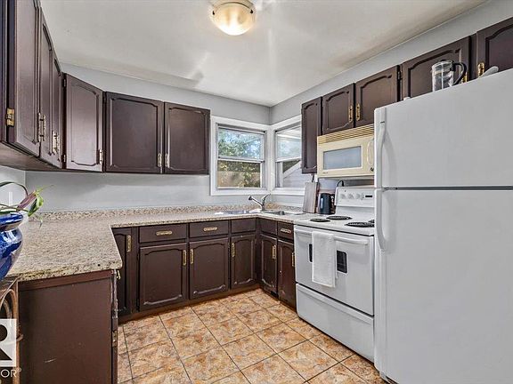 5th image of 10990 135th St NW
