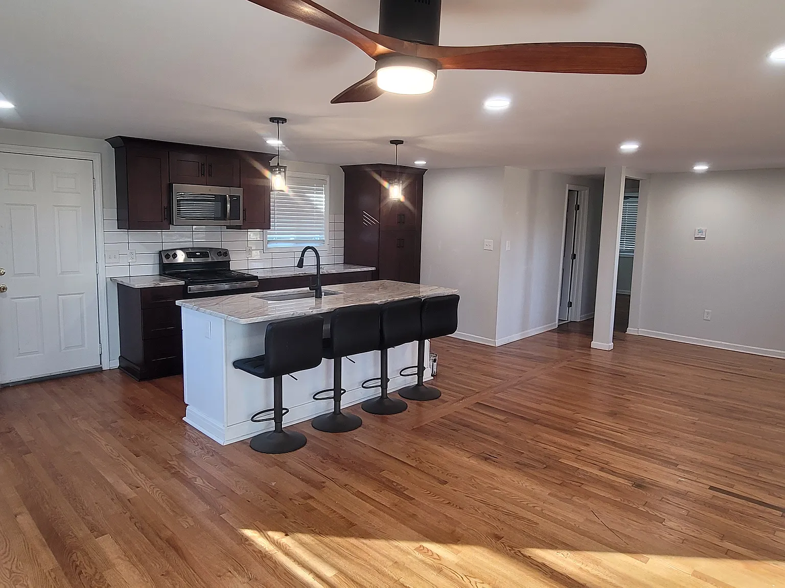 2 bed, 896 sqft, $1,525 — Photo 2