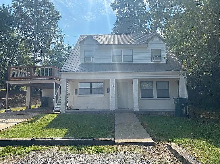 Peaceful and quiet one bedroom lower unit in Greeneville, Tenn.
507 S. Franklin Unit A