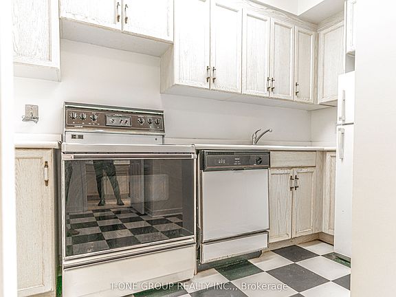 3rd image of 284 Bloor St W #204