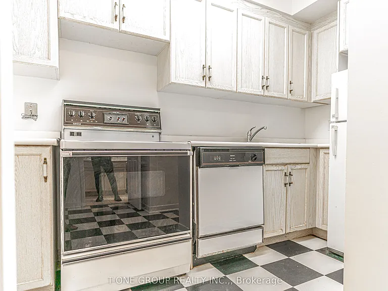 284 Bloor St W #204 — Photo 3