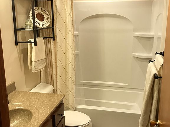 3rd image of 406 Holly Dr