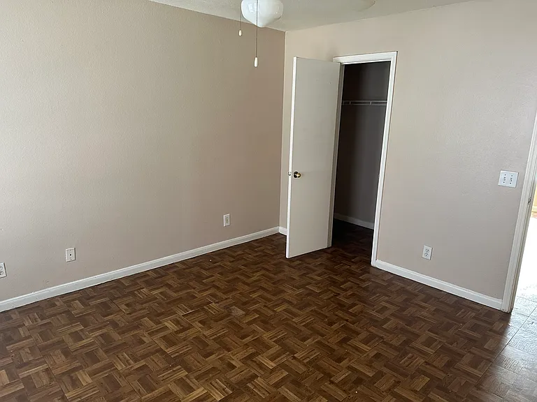 Flat bedroom/closet